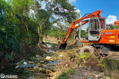 Khơi thông thoát nước khu vực đường Mẹ Suốt