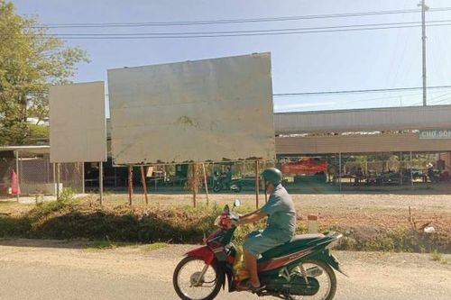 Cần làm mới bảng tuyên truyền