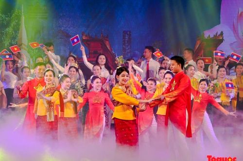 Việt Nam - Lào: 'Nghĩa tình sắt son, đời đời bền vững'
