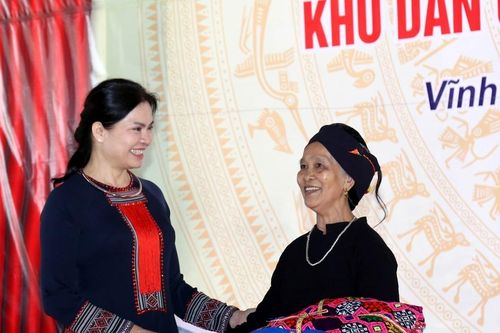 Chủ tịch Hội Liên hiệp Phụ nữ Việt Nam vui ngày hội kết đoàn tại khu dân cư Pác Mạc