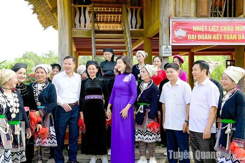 Đồng chí Phạm Thị Minh Xuân dự Ngày hội Đại đoàn kết khu dân cư thôn Bó Củng, xã Kim Bình (Chiêm Hóa)