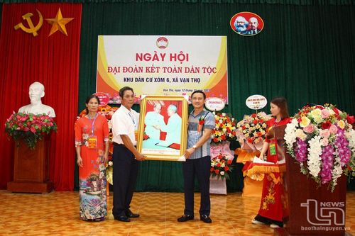 Đồng chí Trưởng Ban Tuyên giáo Tỉnh ủy dự Ngày hội Đại đoàn kết tại xã Vạn Thọ