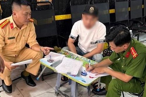Ra quân kiểm tra, phát hiện hàng trăm biển số giả được in ấn