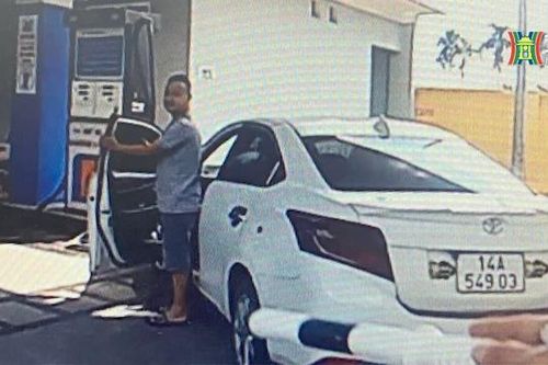 Lùi xe bỏ chạy khi thấy chốt kiểm tra nồng độ cồn