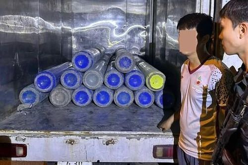 Phát hiện 30 bình khí cười loại 'khủng' trên ô tô từ miền Bắc đưa vào Đà Nẵng