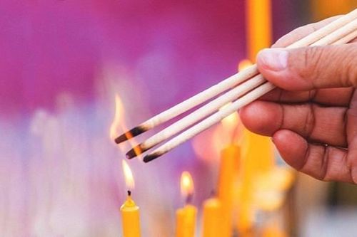 3 khung giờ vàng thắp hương ngày mùng 1 âm lịch tháng 10/2023 để chiêu tài đón lộc