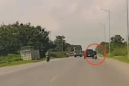 Hoảng hồn cảnh xe máy lao sang đường ngược chiều rồi đâm thẳng vào đầu xe tải
