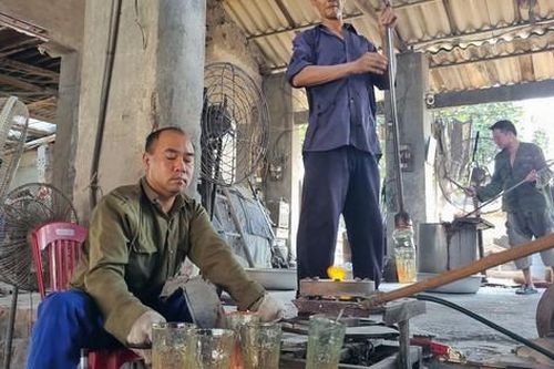 Nam Định: Hình ảnh thú vị bên trong làng nghề thổi thủy tinh Xối Trì