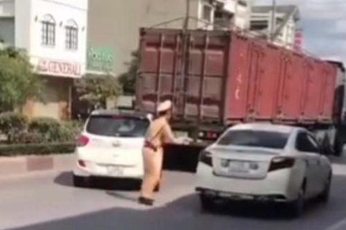 Tạm giữ tài xế lùi xe bỏ chạy khi gặp chốt kiểm tra nồng độ cồn