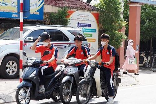 Nhiều cha mẹ nuông chiều giao xe máy cho con chưa đủ tuổi điều khiển để đi học