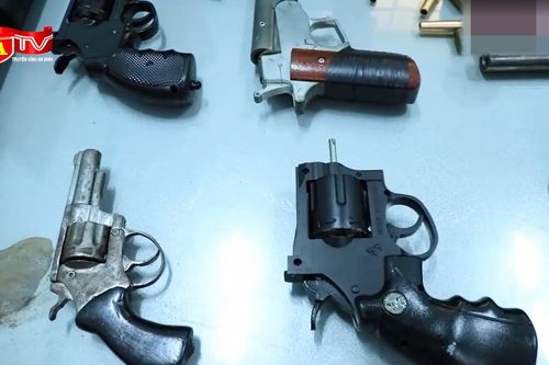 Kiểm tra hành chính người đàn ông, thu giữ nhiều súng, đạn và dao tự chế