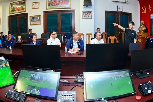 VFF, VPF đào tạo thêm 13 trọng tài VAR
