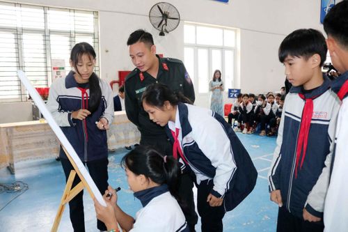 Hàng trăm học sinh hào hứng thực hành các tình huống phòng, tránh bạo lực học đường