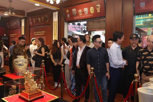 Ra mắt trung tâm 'Ngàn năm gốm Việt' và trưng bày BST 'Long Phi vận hội'