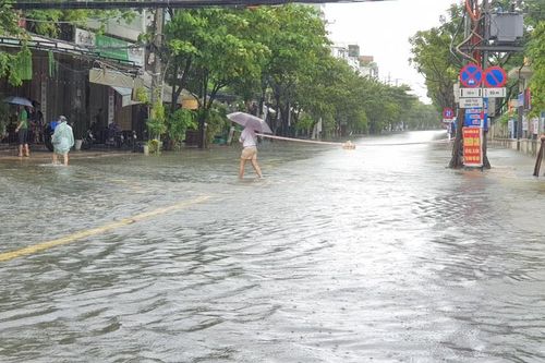 Đà Nẵng mưa lớn nguy cơ gây ngập, học sinh nghỉ học ngày 13/11