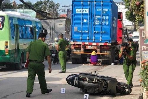 Tai nạn giao thông mới nhất 13/11/2023:Va chạm xe tải,3 người trong gia đình thương vong