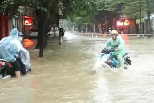 Nghệ An: Mưa lớn kéo dài, đường nội thị TP Vinh ngập sâu trong nước