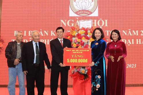 Lãnh đạo TP chung vui trong Ngày hội Đại đoàn kết tại quận Hai Bà Trưng