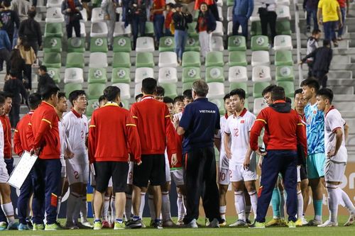 Loại 4 cầu thủ, HLV Troussier chưa hết 'đau đầu'