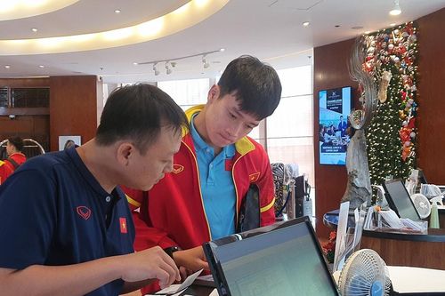 Dàn sao ĐT Việt Nam đặt chân tới Philippines, chuẩn bị cho trận đấu quan trọng