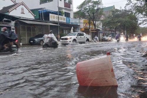 Mưa lớn, nhiều tuyến đường ở thành phố Vinh bị ngập sâu