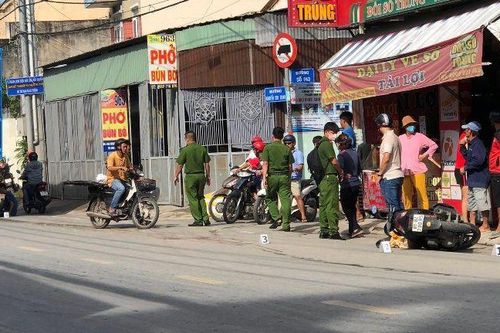 Va chạm giữa xe máy và container khiến một người tử vong
