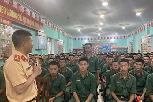 Nâng cao văn hóa giao thông cho bộ đội