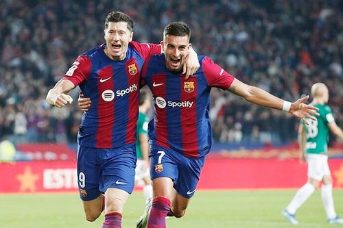 Cú đúp của Lewandowski giúp Barca ngược dòng trên sân nhà