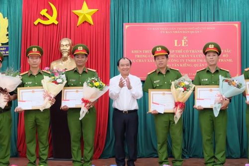 Quận 7 thưởng nóng các tập thể tham gia chữa cháy kho hàng