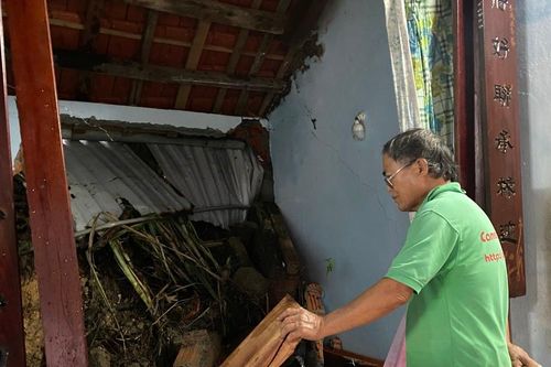 Mưa lớn gây sạt lở, làm sập nhà dân ở Quảng Nam