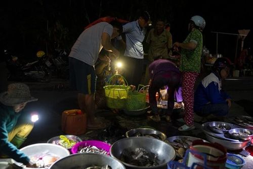 Có gì trong chợ 'âm phủ' độc nhất vô nhị ở miền Tây?