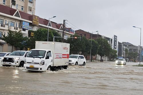 Mưa lớn khiến nhiều tuyến đường ở TP Vinh bị ngập sâu