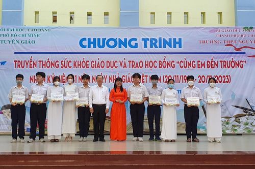 Trao 30 suất học bổng 'Cùng em đến trường' cho học sinh khó khăn