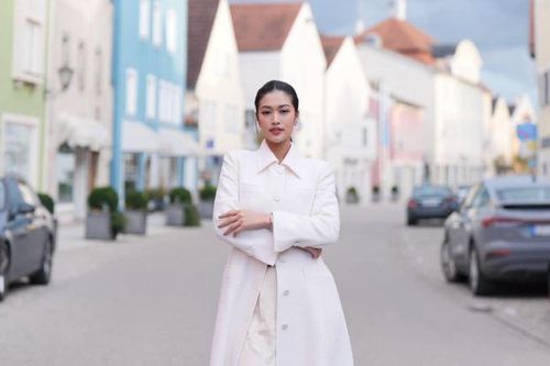 Hoa hậu Thiên Ân thả dáng như 'tổng tài' trên đường phố Đức