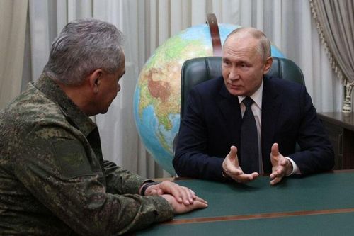 Ảnh ấn tượng (6-12/11): Nga họp kín về chiến dịch quân sự, Ukraine bàn tự chủ vũ khí, Ngoại trưởng Mỹ bất ngờ tới Iraq, Israel tấn công Gaza trên bộ