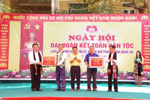 Đồng chí Nguyễn Xuân Thắng dự Ngày hội Đại đoàn kết toàn dân tộc tại xã Tri Lễ