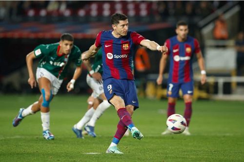 Robert Lewandowski tỏa sáng, Barca đánh bại Alaves 2-1