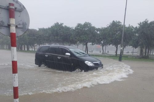 Mưa lớn ngập nhiều tuyến phố, sạt núi ở Hà Tĩnh