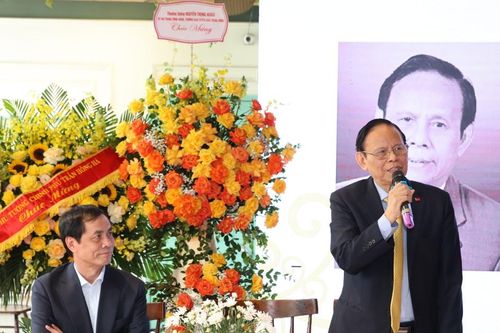Tập thơ 'Hoa đời mùa sau' của nhà thơ Nguyễn Hồng Vinh: Từ những chiêm nghiệm thiết thực