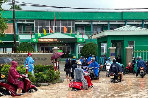 Vùng 'rốn lũ' Quảng Nam ngập sâu, người dân lội nước đi khám bệnh