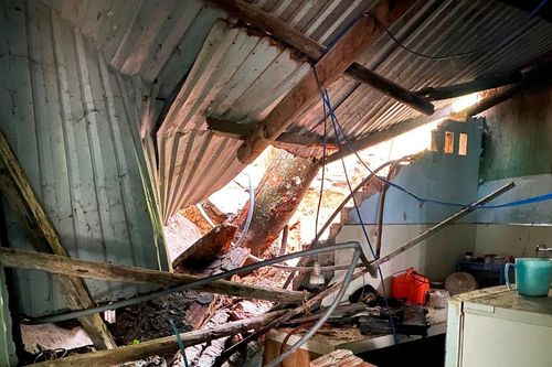Đất đá tràn xuống do mưa lớn gây sập nhà dân vùng 'rốn lũ' ở Quảng Nam