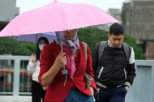 Người Hà Nội co ro trong mưa lạnh đầu mùa