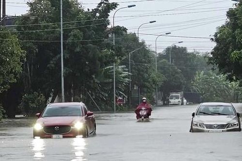 Mưa lớn, đường ngập, một số trường ở TP Vinh cho học sinh nghỉ học
