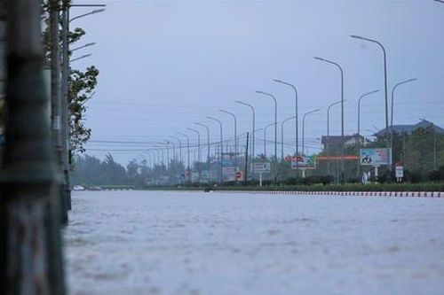 Hà Tĩnh: Mưa lớn gây sạt lở núi Nầm, đường biến thành sông