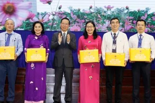 Chủ tịch nước Võ Văn Thưởng về thăm trường cũ