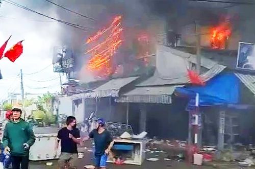 Lâm Đồng: Cháy tiệm tạp hóa trong chợ, cột khói bốc cao cả chục mét