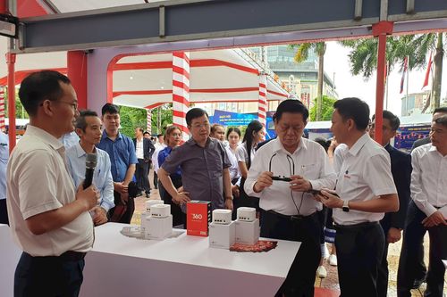 Trưởng Ban Tuyên giáo Trung ương đến thăm Hội chợ và Triển lãm Việt Nam – Lào 2023