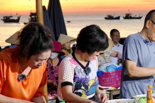MC Lại Văn Sâm vụng về khi vào bếp