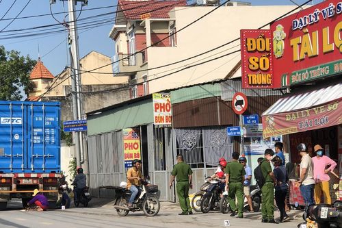 Chồng quỳ gối ôm thi thể vợ dưới xe container ở TP Thủ Đức