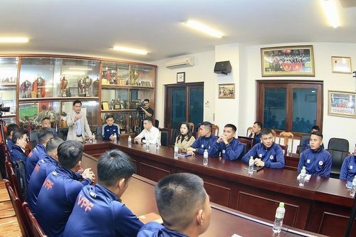 Trọng tài V-League làm quen với công nghệ VAR tại phòng LAB